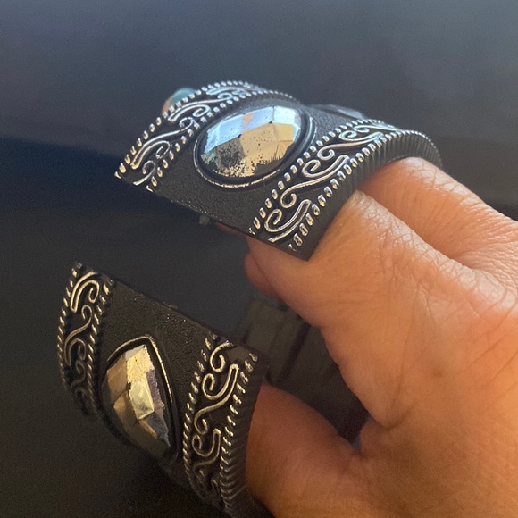 Acrylic hinged Resin Bangle Bracelets- black - Picture 2 of 9